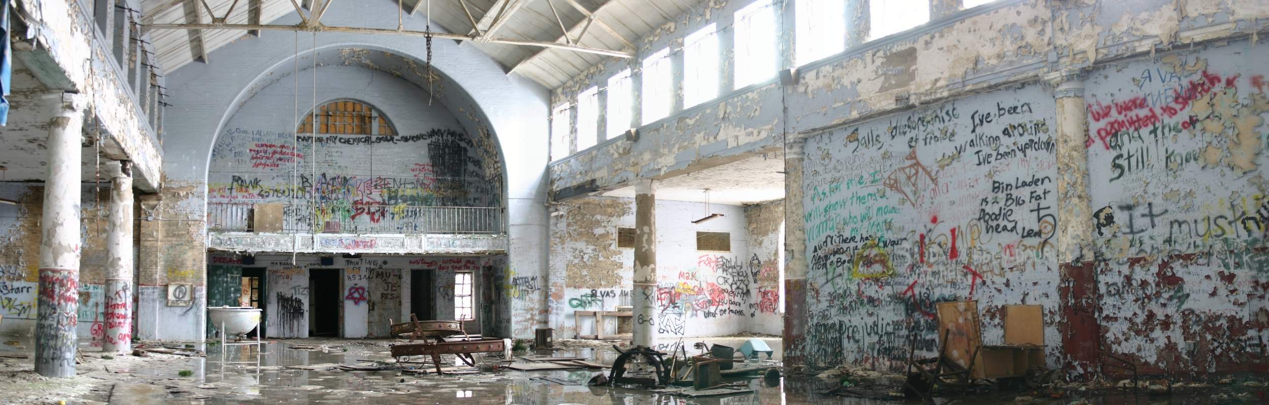 Cafeteria of the Abandoned MET around 2005. Foto on www.uer.ca. 